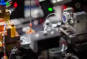 First Magnetic-Field Sensing With 100% Optical Contrast Using an NV-Diamond Laser System